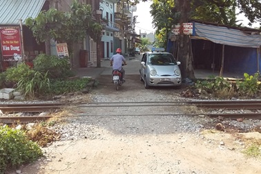 Qua đường ray bất cẩn, bị tàu hỏa cán đứt người